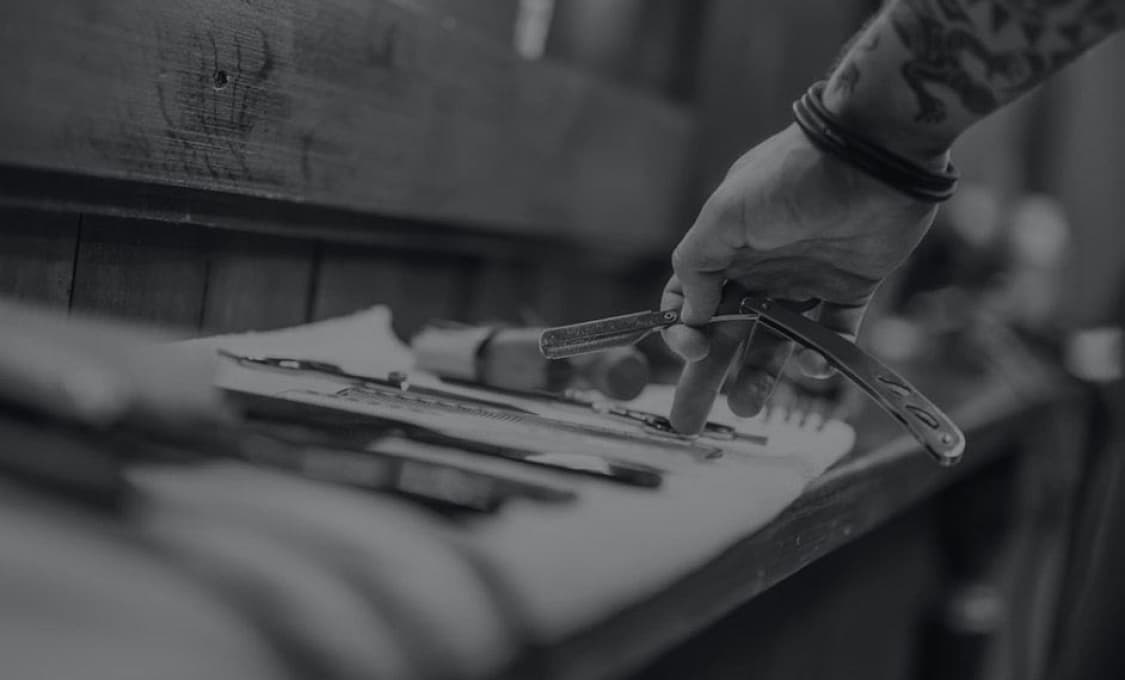 Рука держит инструмент для бритья